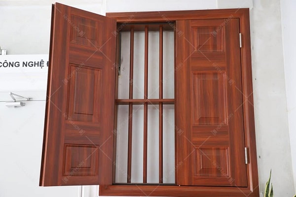 Nếu bạn đang tìm kiếm một chiếc cửa sổ gỗ 2 cánh thông dụng thì đây chính là sản phẩm mà bạn nên chọn. Với chất liệu gỗ bền chắc và đẹp mắt, cửa sổ này sẽ mang lại không gian sống mới cho căn nhà của bạn. Bạn sẽ cảm thấy hài lòng với đầy đủ chức năng và phong cách truyền thống của nó.