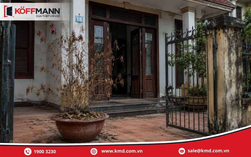 Không nên để cây xanh khô héo phía trước cửa nhà