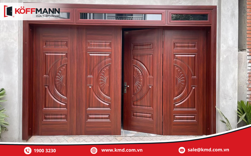 Mẫu cửa chính 4 cánh đều bằng thép vân gỗ
