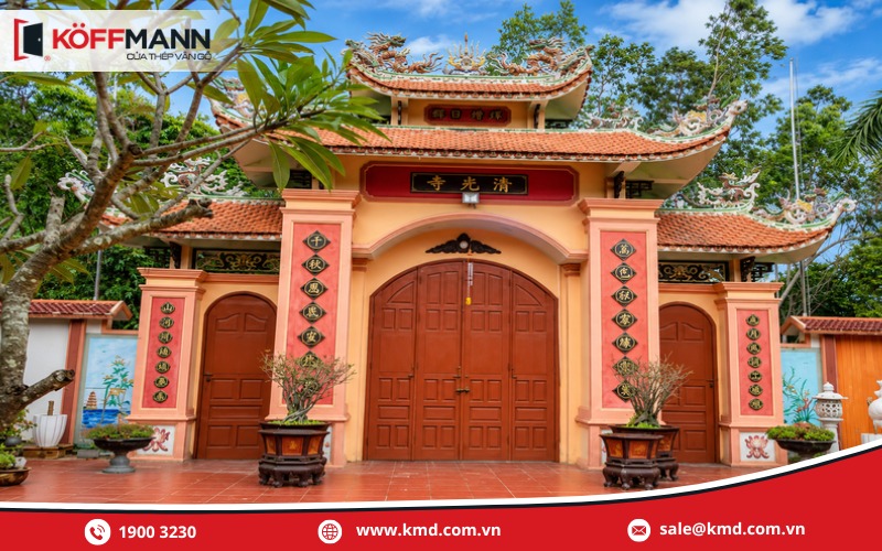Mẫu cửa cổng chùa bằng gỗ