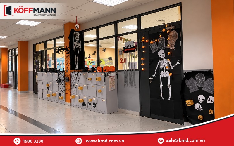 Trang trí Halloween trên cửa kính tại hành lang trường học